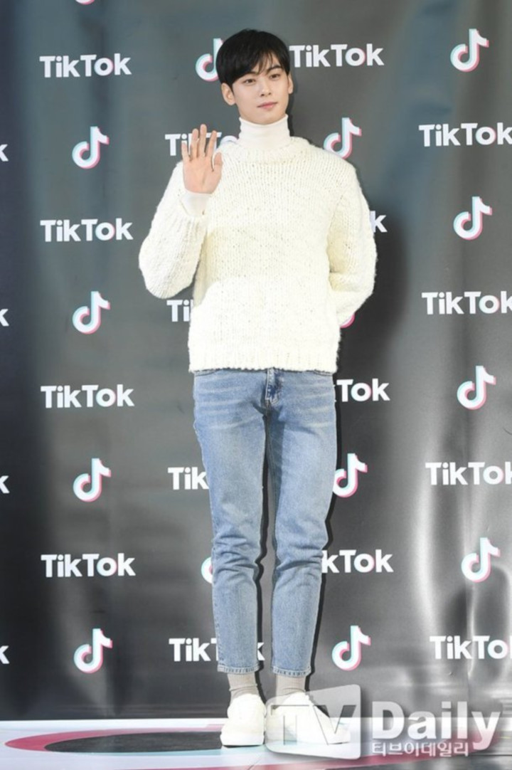 Cha Eunwoo Di Acara Tik Tok