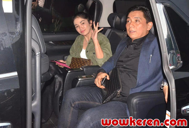 Selesai Laporkan Haters, Ussy Sulistiwaty Ramah Pamit ke Awak Media