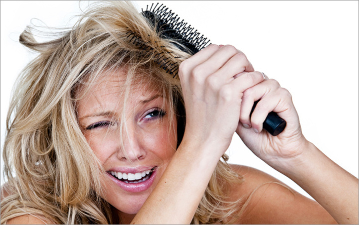  Hindari 10 Kebiasaan Buruk Saat Keramas Ini yang Bikin Rambut Rusak
