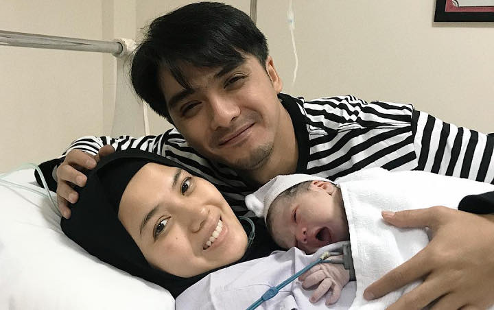 Sedang Diselimuti Kebahagiaan, Ricky Harun Umumkan Nama Anak Ketiga