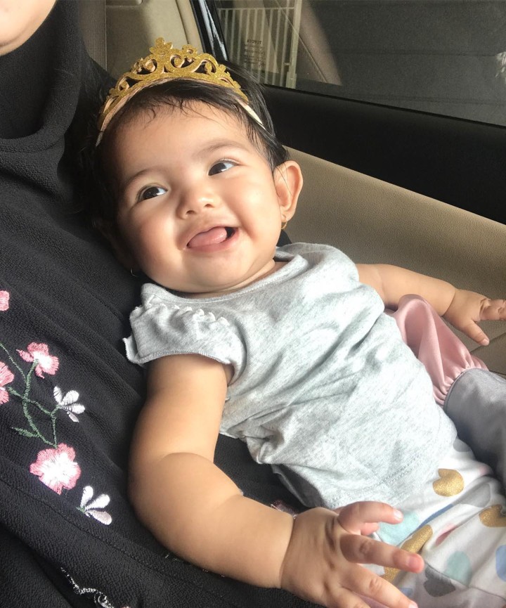 Cyila Terlihat Cantik Pakai Mahkota