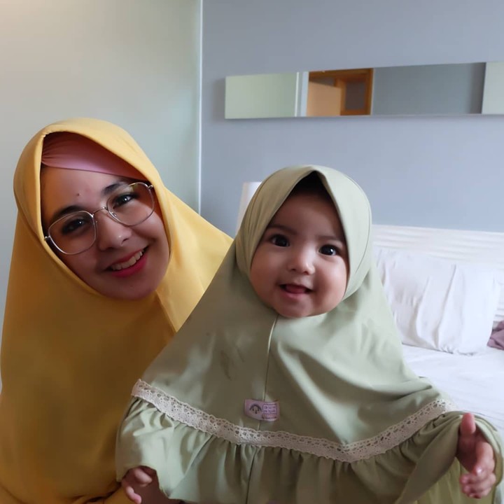 Cyla Cantik Berhijab Sama Seperti Sang Ibu