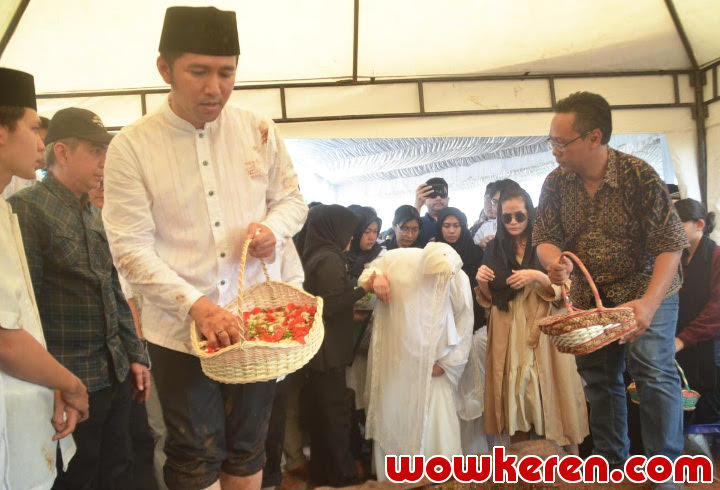 Emil Dardak Menaburkan Bunga di Atas Makam Sang Adik