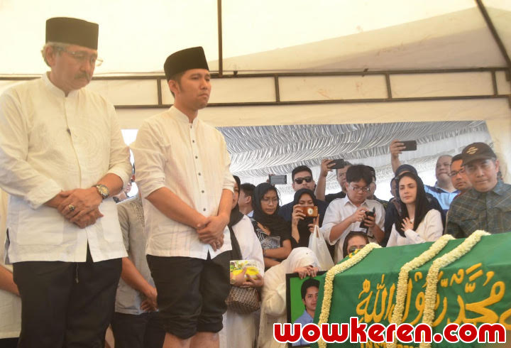 Emil Dardak Memberikan Pidato Saat Mengantarkan Kepergian Sang Adik ke Liang Lahat