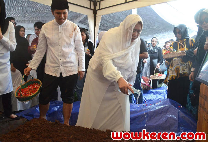 Keluarga Mengantar Kepergian Eril Dardak