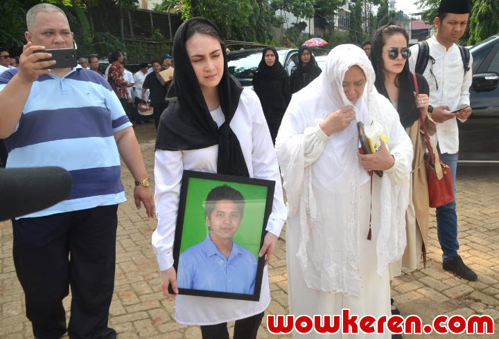 Arumi Bachsin Turut Memegang Foto Almarhum