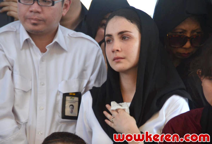 Arumi Bachsin Tak Kuasa Menahan Air Mata Atas Kepergian Adik Iparnya