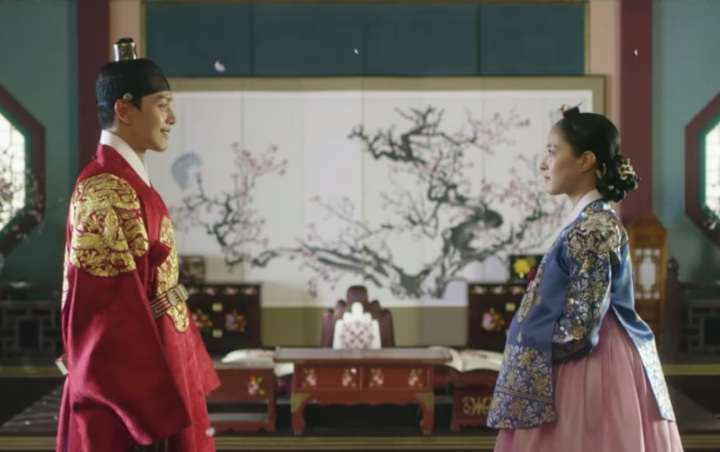 Alami Masa Suram, Lee Se Young Dicerahkan Yeo Jin Goo di Teaser 'The Crowned Clown'