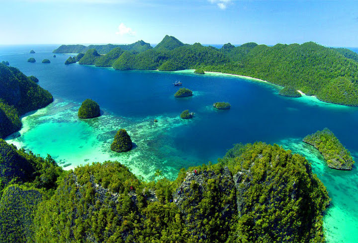 Taman Laut Raja Ampat  di Papua Barat