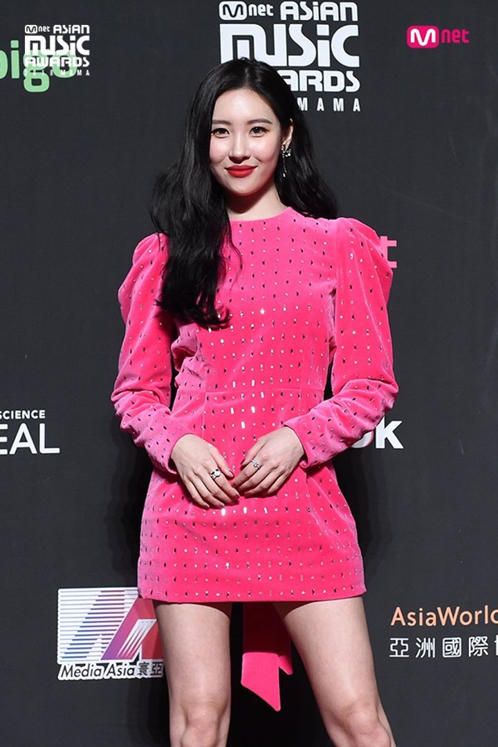 MAMA 2018: Sunmi, Chaeyoung dan Tzuyu Twice Adu Cantik Kenakan Gaun Pink Mencolok