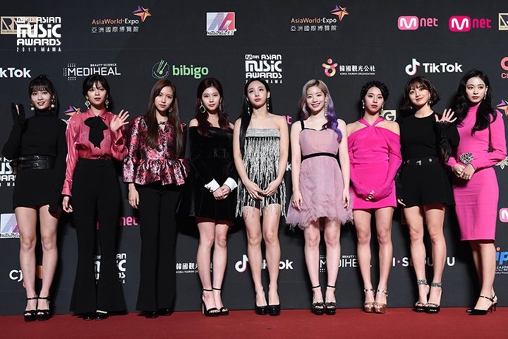 MAMA 2018: Sunmi, Chaeyoung dan Tzuyu Twice Adu Cantik Kenakan Gaun Pink Mencolok