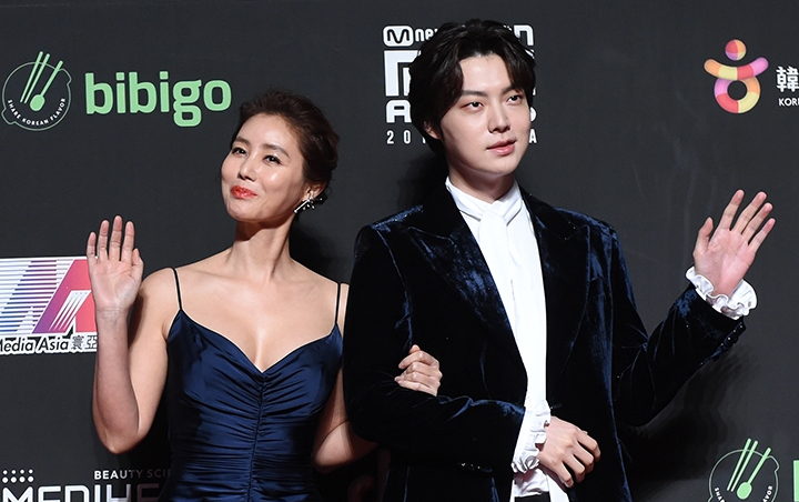 MAMA 2018: Bukan Goo Hye Sun, Ahn Jae Hyun Serasi Gandeng Kim Sung Ryung di Red Carpet