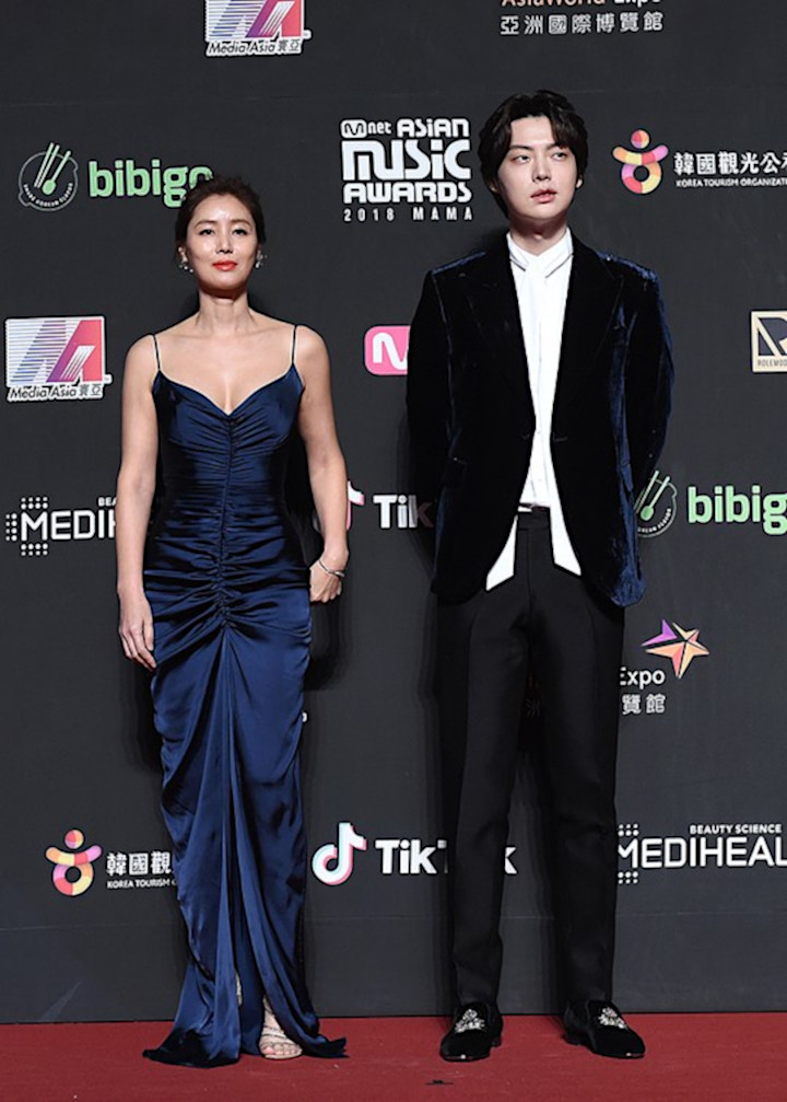 MAMA 2018: Bukan Goo Hye Sun, Ahn Jae Hyun Serasi Gandeng Kim Sung Ryung di Red Carpet