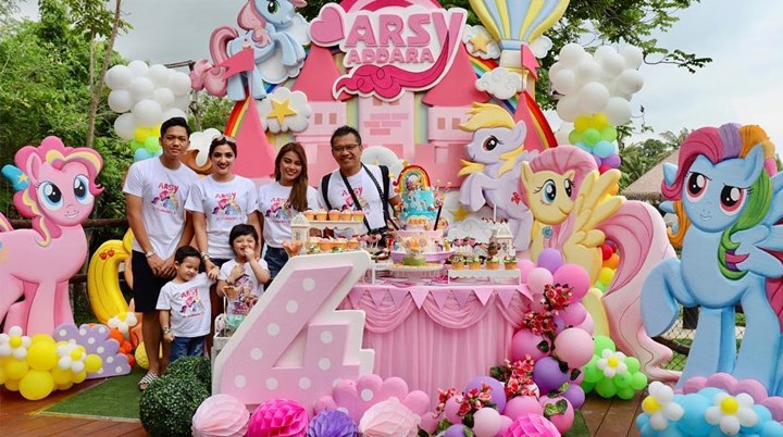 Didominasi Warna Pink, Meriahnya Dekorasi Pesta Arsy di Kebun Binatang