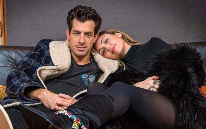 Ramaikan Natal, Miley Cyrus dan Mark Ronson Lanjutkan Duet Lewat 'Happy Xmas (War Is Over)'