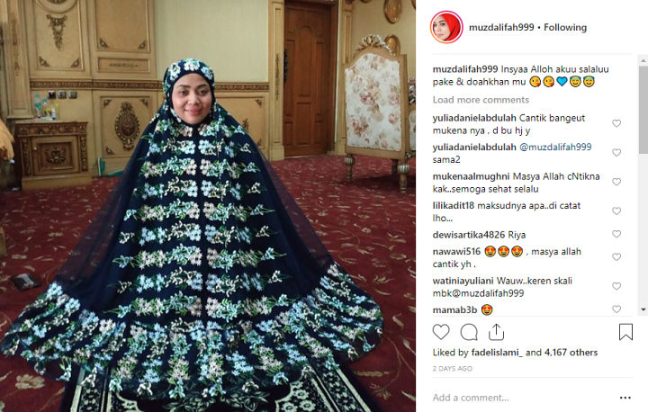 Muzdalifah Pamer Hadiah Mukena