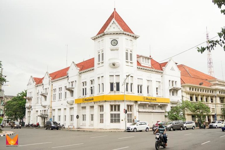 Gedung Maybank Jembatan Merah, Bangunan Lawas yang Mencolok