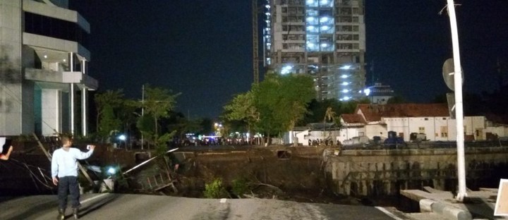 Jalan Raya Gubeng yang Bersebelahan dengan Proyek RS Siloam Ambles 
