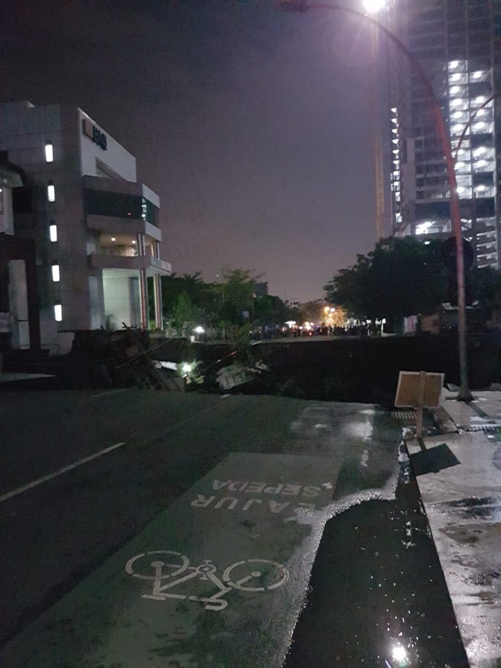 Lubang Besar Menganga Membuat Akses Jalan Terputus