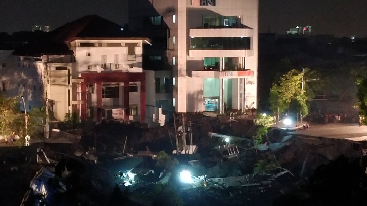 Lubang Besar Nyaris 'Melahap' Beberapa Gedung di Sekitar