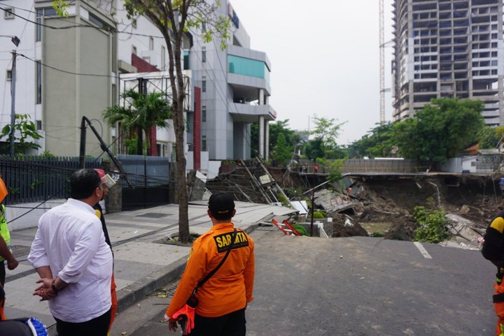 Petugas Telah Memasang Pagar dan Garis Polisi Pembatas di Sekitar Lokasi Jalan Ambles