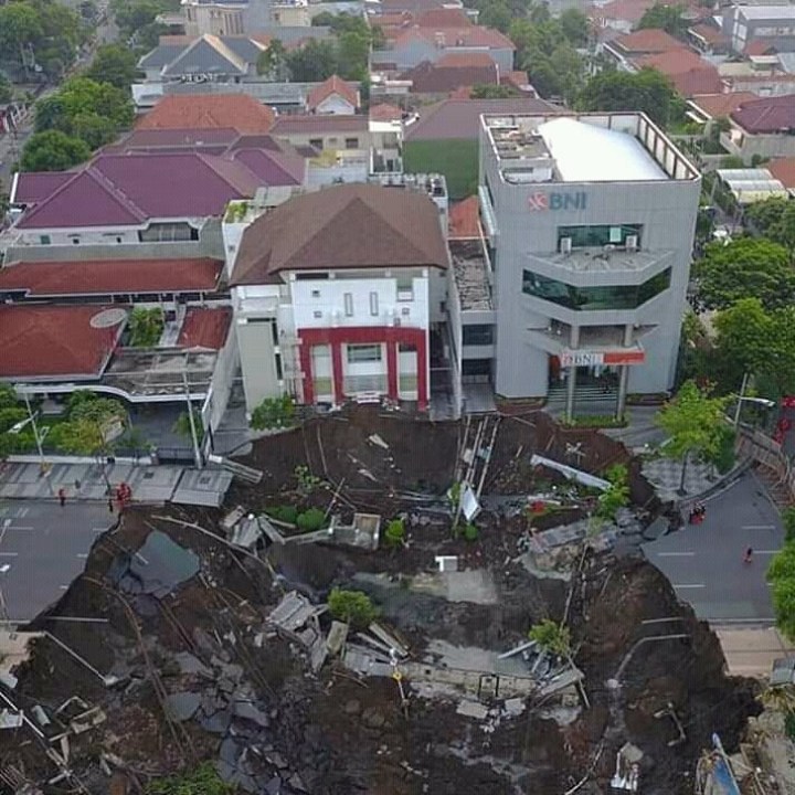 Penampakan Jalan Raya Gubeng yang Ambles Dipantau dari Udara
