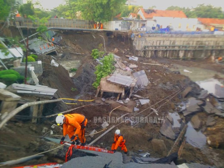 Basarnas Diterjunkan ke Lokasi Jalan Gubeng yang Ambles