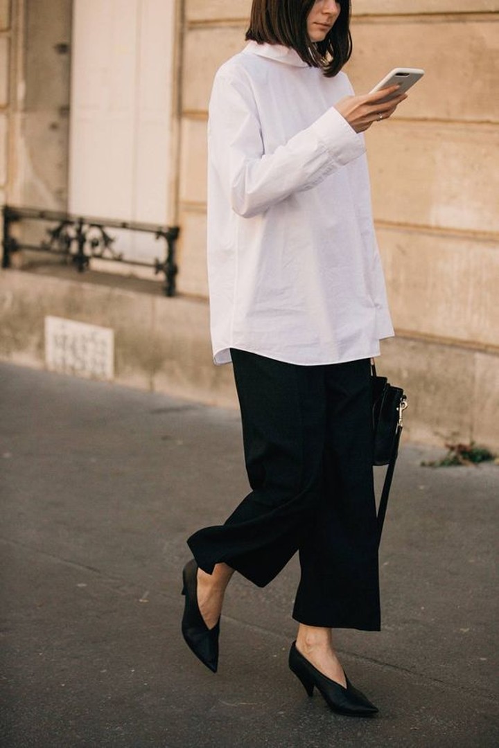 Kemeja Putih dan Celana Oversized, Tampil Lebih Santai di Acara Formal