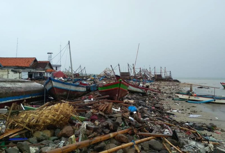 Perahu Nelayan di Pandeglang Terbalik Hingga Hancur