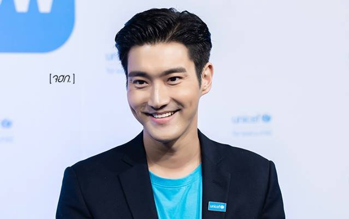 'Tampil' Jadi Sinterklas, Siwon Super Junior Bagikan Meme Kocak Ini di Malam Natal