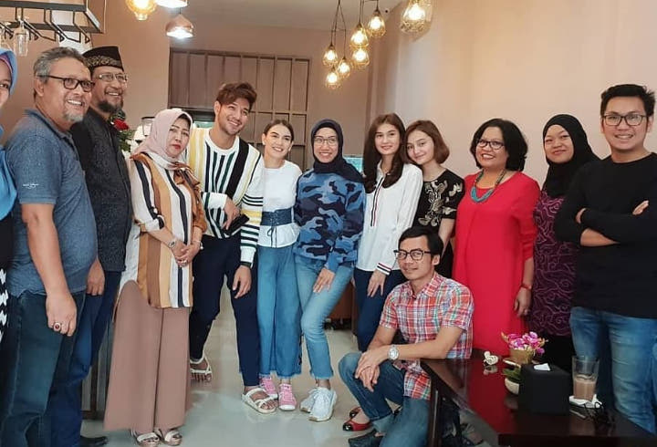 Ammar Zoni-Irish Bella Ceria Bareng Keluarga di Acara Pembukaan Kafe Bara Rusli