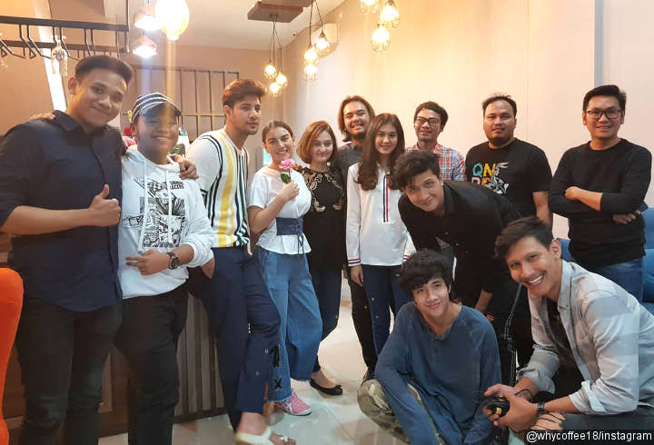 Bikin penggemar Bahagia, Irish Bella Ceria Pamer Bunga Dari Ammar Zoni