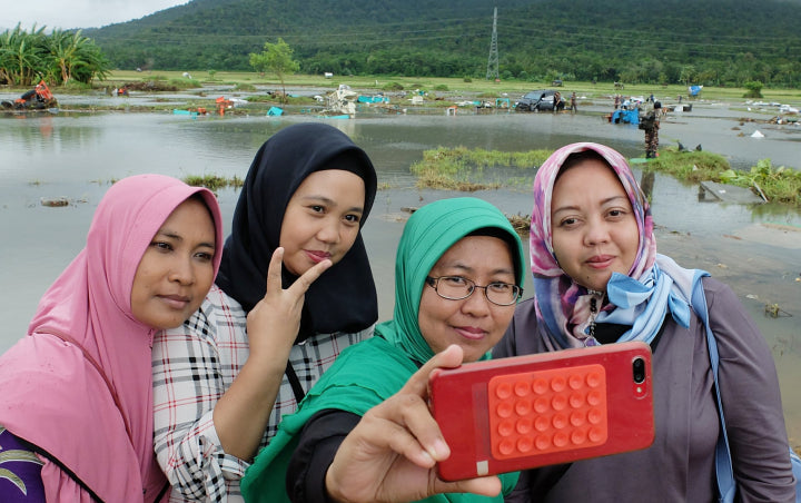 Miris Wanita Berhijab Selfie di Lokasi Tsunami Selat Sunda, Jadi Sorotan Media Internasional