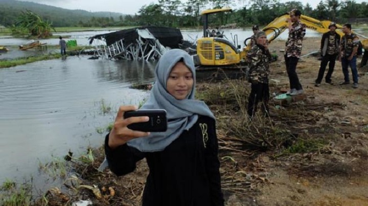 Selfie di Lokasi Tsunami
