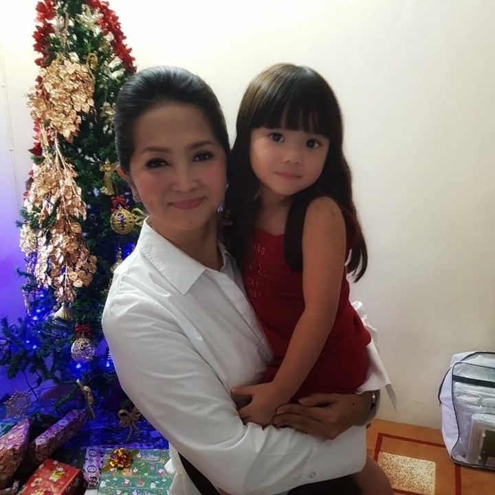 Rasakan Kehangatan Natal, Gempita Nyaman Digendong Sang Nenek