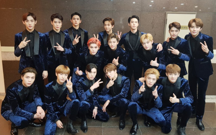 Kocak Banget, NCT Rela Tiduran di Tanah Demi Ambil Foto Satu Sama Lain