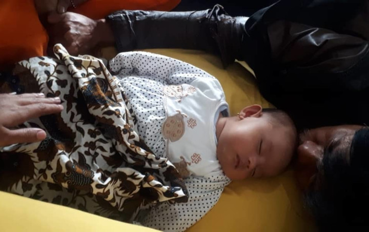 Ditinggal Sebatang Kara, Tangis Bayi Aa Jimmy Baru Berhenti Kala Diberi ASI Oleh Wanita Ini