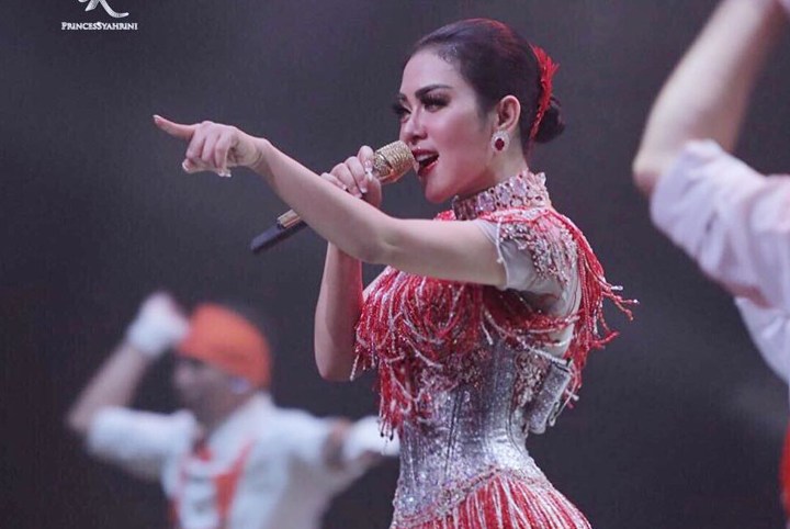 Harga tiket konser Syahrini yang mahal menuai kontroversi