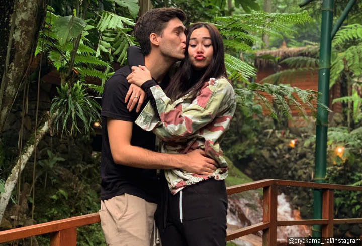 Aura Kasih Nikah Diam-Diam Dengan Brondong Bule Hingga Dituduh Hamil Duluan