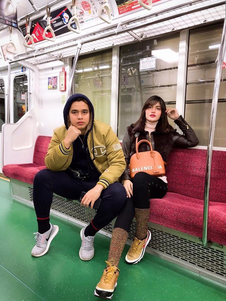 Jalan-Jalan, Billy Syahputra dan Hilda Vitria Pose Kece di Kereta