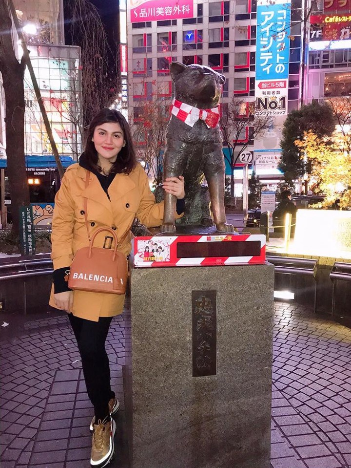 Tak Cuma Billy Syahputra, Hilda Vitria Juga Pose di Patung Anjing Hachiko