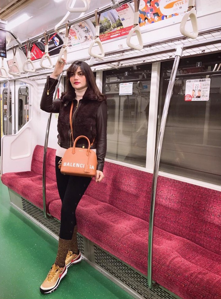 Bak Model, Hilda Vitria Pose Sendiri di Kereta