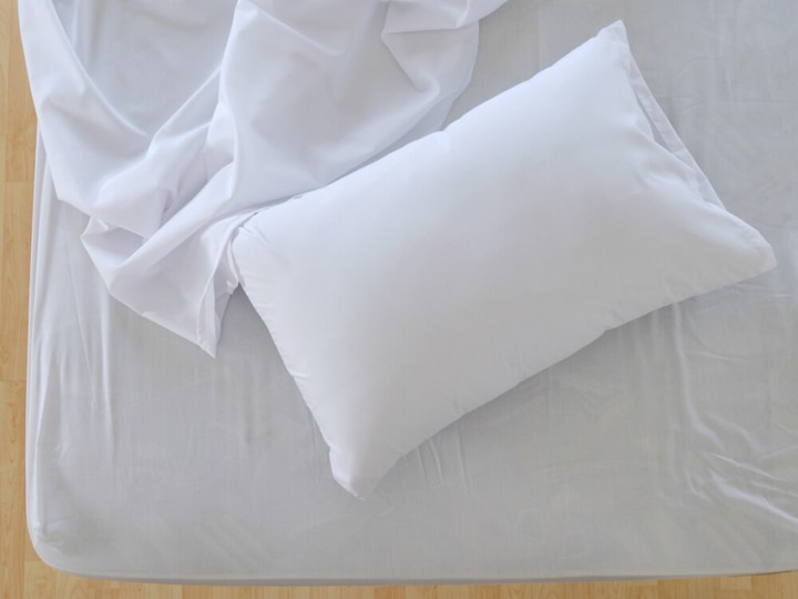 Jaga Kebersihan Barang-Barang seperti Sarung Bantal dan Ponsel