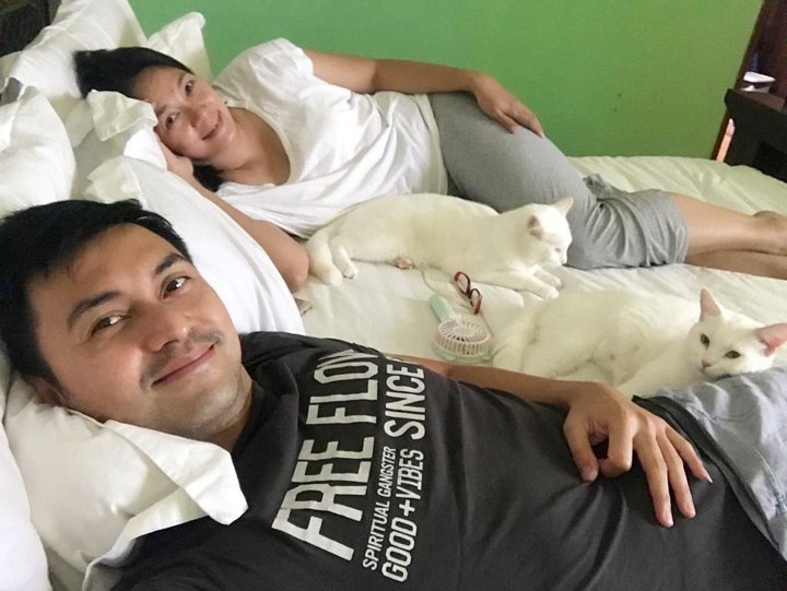 Tetap Romantis, Dian Nitami Tak Ragu Unggah Foto di Ranjang Bersama Suami