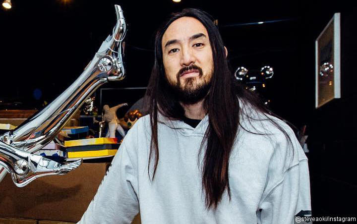 Kejebak Macet di Bali, Kocaknya Gaya Steve Aoki Saat Naik Ojek Online