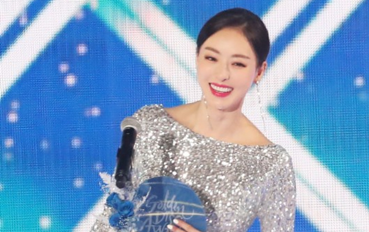 GDA 2018: Hadir Bacakan Nominasi, Lee Da Hee Tampil Cantik Kenakan Gaun Berkilauan