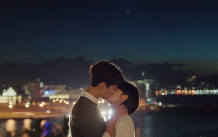 Masih Dibahas, Netter Puji Ciuman Hot Song Hye Kyo dan Park Bo Gum di 'Encounter' Terbaik