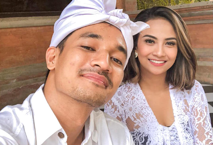 Lagi-Lagi Tampil Pakai Kostum Bali, Vanessa Angel Manis Foto Bareng Pacar