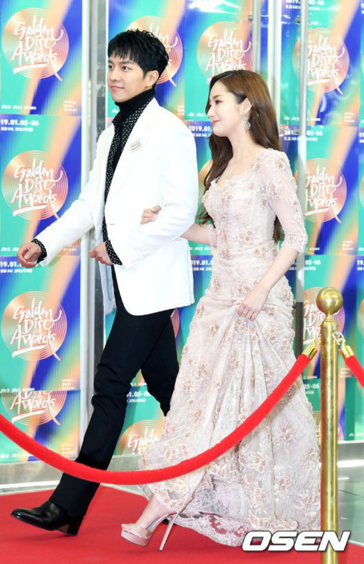 GDA 2019: Park Min Young Kenakan Sepatu Ini Saat Gandeng Lee Seung Gi, Netter: Kok Masih Bisa Jalan?