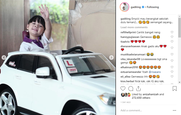 Putri Gading Marten Naik Mobil